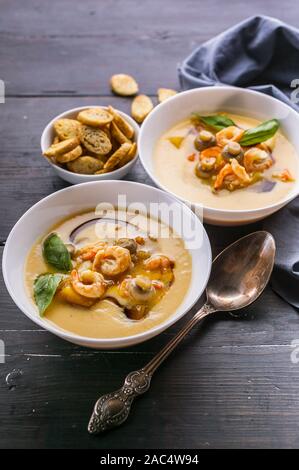 Vertikaler Gemüse Suppe aus Garnelen und Pilze. Gesunde und Low-Calorie Meeresfrüchte Rezepte Stockfoto