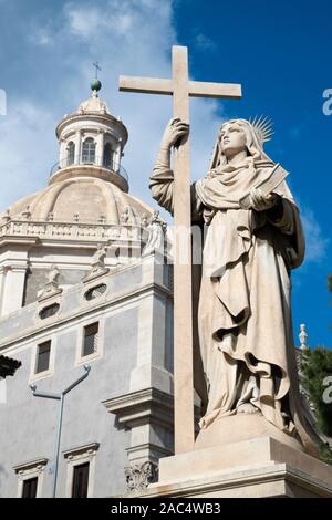 CATANIA, Italien - 8. April 2018: Die Statue von St. Agatha vor der Basilica di Sant'Agata. Stockfoto