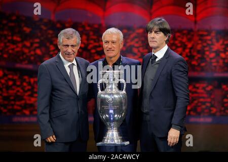 Peking, Rumänien. 30 Nov, 2019. (L - R) Head Coach von Portugal Fernando Santos, Head Coach von Frankreich Dider Deschamp und Haupttrainer von Deutschland Joachim Loew pose mit der Trophäe, während der Auslosung der UEFA Euro 2020 Fußball-Turnier finale in Bukarest, der Hauptstadt Rumäniens, Nov. 30, 2019. Credit: Cristian Cristel/Xinhua/Alamy leben Nachrichten Stockfoto