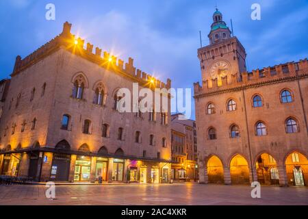 Bologna - Palazzo Comunale und Piazza Maggiore square in Morgen-Dämmerung Stockfoto