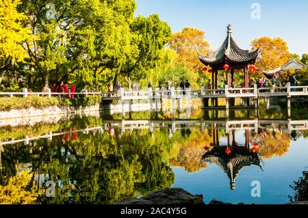 Die neun Zick-Zack-Brücke in Shanghais Guyi Garten mit Herbst Laub. Stockfoto