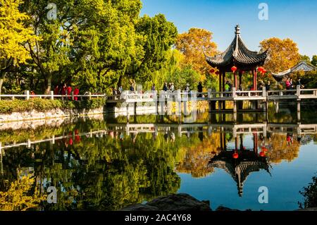 Die neun Zick-Zack-Brücke in Shanghais Guyi Garten mit Herbst Laub. Stockfoto