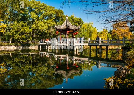 Die neun Zick-Zack-Brücke in Shanghais Guyi Garten mit Herbst Laub. Stockfoto