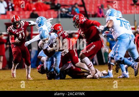 Raleigh, North Carolina, USA. 30 Nov, 2019. November 30, 2019 - Raleigh, North Carolina, USA - North Carolina Tar Heels zurück läuft, Josh Henderson (23), die in Aktion während der Samstag Spiel zwischen NC Zustand Wolfpack und an der Universität von North Carolina Tar Heels. Die Tar Heels besiegt das Wolfpack, 41-10. Credit: Timothy L. Hale/ZUMA Draht/Alamy leben Nachrichten Stockfoto