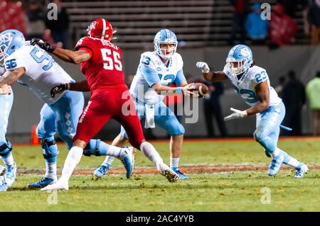 Raleigh, North Carolina, USA. 30 Nov, 2019. November 30, 2019 - Raleigh, North Carolina, USA - North Carolina Tar Heels quarterback Vincent Amendola (13) Hände weg zu laufen zurück Josh Henderson (23) Während der Samstag Spiel zwischen NC Zustand Wolfpack und an der Universität von North Carolina Tar Heels. Die Tar Heels besiegt das Wolfpack, 41-10. Credit: Timothy L. Hale/ZUMA Draht/Alamy leben Nachrichten Stockfoto