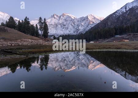 Blaue Stunde bei Fairy Meadows, Pakistan Stockfoto