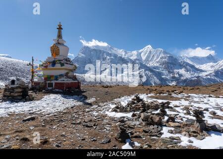 Ein buddhistischer Stupa hoch in den Bergen mit der Annapurna. Eis Lake Trek, Nepal Stockfoto