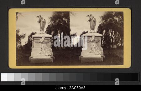 Greenwood Cemetery (Jas G Bennett's Monument) Handkolorierte photoprints. Enthält zwei handkolorierte Ansichten. Blick von D. Barnum, S. Bier, G. Stacy und andere Fotografen und Verlage. Robert Dennis Sammlung von stereoskopische Ansichten. Titel von Cataloger'. Blick auf Greenwood Cemetery in Brooklyn: einschließlich Eintritt, Seen, Antriebe, Gewölbe und Gräbern einschließlich der Henry-Bezirk Beecher, DeWitt Clinton, Charlotte Canada, und othersGreenwood Friedhof. [Jak. G. Bennett's Monument.] Stockfoto