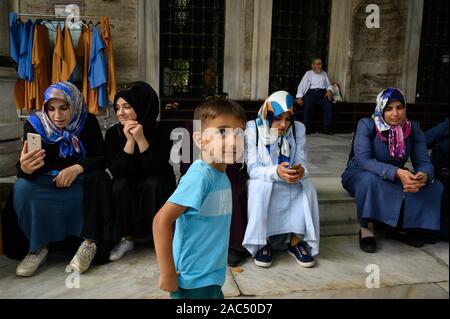 Türkische Frauen und ein Junge auf Eyup Sultan Moschee, Istanbul, Türkei Stockfoto