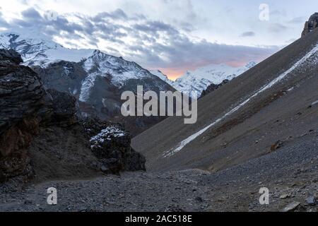 Farbenfroher Sonnenaufgang in den Annapurna Bergen auf einem Wanderweg. Nepal Stockfoto