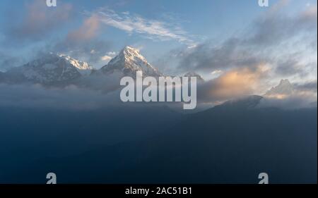 Sonnenaufgang über dem Annapurna, Poon Hill. Berge schweben über den Wolken Stockfoto