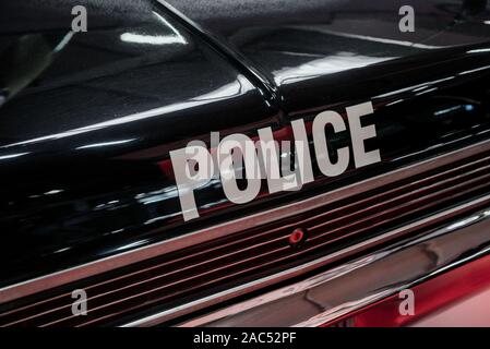 SINSHEIM, Deutschland - Oktober 16, 2018: Technik Museum. Glänzende Oberfläche. Detaillierte Foto von der Rückseite des schwarzen Polizei Auto Stockfoto