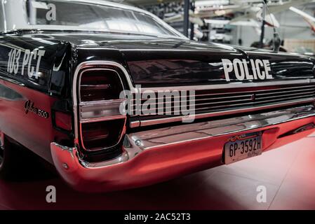 SINSHEIM, Deutschland - Oktober 16, 2018: Technik Museum. Zahlen und Inschriften. Unterstützung der Polizei Auto, stehend auf weißen Fliesen am Fahrzeug Stockfoto