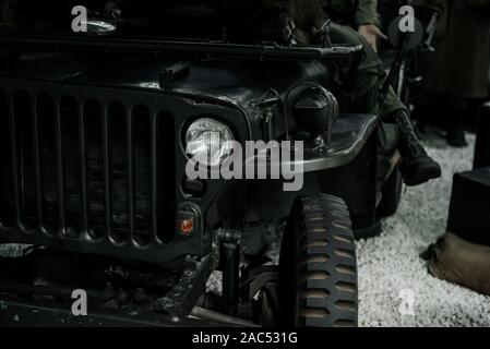 SINSHEIM, Deutschland - Oktober 16, 2018: Technik Museum. Militärische schwarz Jeep auf der Ausstellung. Ansicht von vorn Stockfoto