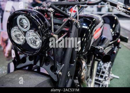 SINSHEIM, Deutschland - Oktober 16, 2018: Technik Museum. Ungewöhnliche Scheinwerfer auf dem Schwarzen seltene Motorrad Stockfoto