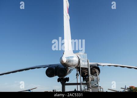 SINSHEIM, Deutschland - Oktober 16, 2018: Technik Museum. Rückseite der seltene Ebene mit großen Turbinen und Leiter zu den Eingang Stockfoto