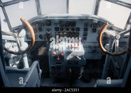 SINSHEIM, Deutschland - Oktober 16, 2018: Technik Museum. Innen weiß. Alte analoge Cockpit des Flugzeugs. In der Nähe von Pilot Sitze Stockfoto
