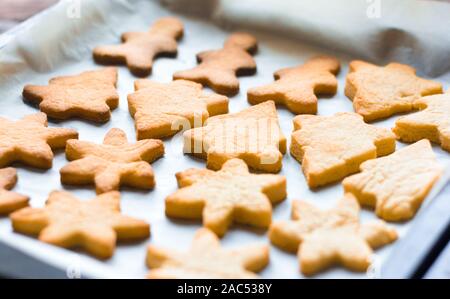 Leckere frisch gebackene Weihnachtsplätzchen auf ein Backblech. Stockfoto