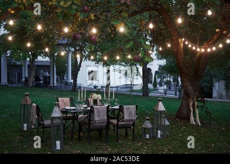 Zwei Kellner weit weg bereit zu warten. Vorbereitet Schreibtisch warten auf Essen und Besucher. Am Abend Stockfoto