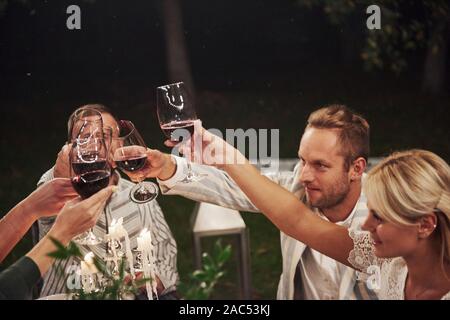 Party die ganze Nacht. Freunde treffen sich am Abend. Schönes Restaurant im Freien Stockfoto