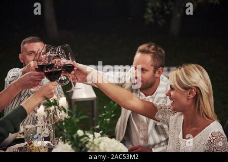 Traditionelle klopfen Gläser. Freunde treffen sich am Abend. Schönes Restaurant im Freien Stockfoto