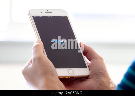 Calgary, Alberta. Kanada 28.November 2019: Frau hält ein iphone plus mit der Amazon Prime app auf ihre Hände. Amazon Prime während der Schwarzen Freitag Release eine ne Stockfoto