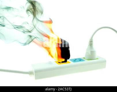 Das Feuer brennt Adapter Ladegerät Steckdose auf weißem Hintergrund, Elektrischer Kurzschluss scheitern resultierende Stockfoto