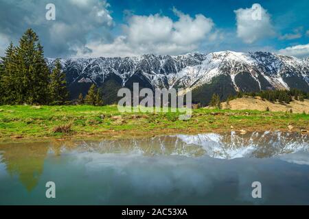 Wunderbare Alpenlandschaft mit Gletscher See und hohen schneebedeckten Piatra Craiului Bergen, in der Nähe der Pestera Dorf, Siebenbürgen, Rumänien, Europa Stockfoto