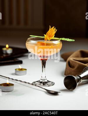 Cocktail mit Schale einer Orange Stockfoto