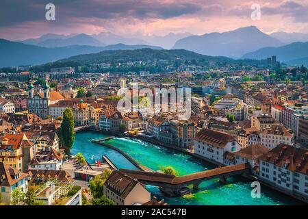 Malerische Landschaft von Luzern aus der Burg Turm mit berühmten Kapellbrücke über die Reuss bei Sonnenuntergang, Luzern, Schweiz, Europa Stockfoto