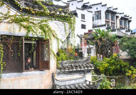 Nanchang, China's Jiangxi Province. 7 Nov, 2019. Ein Tourist auf einem Gebäude in Huangling Dorf Wuyuan County, der ostchinesischen Provinz Jiangxi, November 7, 2019. Credit: Hu Chenhuan/Xinhua/Alamy leben Nachrichten Stockfoto