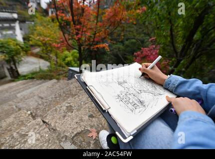 Nanchang, China's Jiangxi Province. 7 Nov, 2019. Eine touristische Skizzen in Huangling Dorf Wuyuan County, der ostchinesischen Provinz Jiangxi, November 7, 2019. Credit: Hu Chenhuan/Xinhua/Alamy leben Nachrichten Stockfoto