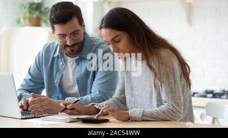 Junge Mann und über Rechner laptop sprechen Schreibarbeit tun Frau Stockfoto