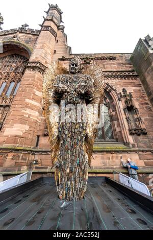 Das Messer Engel an der Kathedrale von Chester. Erstellt von der Britischen Schmiedearbeiten Zentrum und Bildhauer Alfie Bradley, der Engel ist von den Messern gemacht. Stockfoto