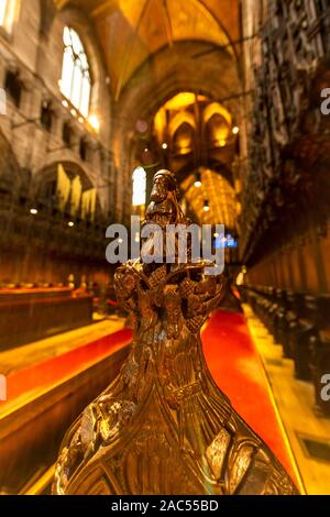 Geschnitzte Chorgestühl und mittelalterliche Bodenfliesen. Chester Cathedral an Weihnachten, Chester. Großbritannien Stockfoto