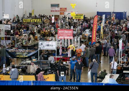 Dallas, USA. 30 Nov, 2019. Menschen besuchen die zweitägige gun Show von Dallas Arme Sammler Verein in Dallas, Texas, USA, Nov. 30, 2019 organisiert. Credit: Dan Tian/Xinhua/Alamy leben Nachrichten Stockfoto