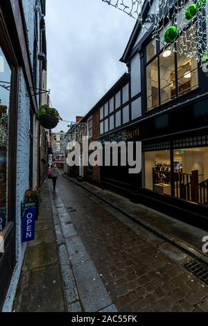 Weihnachtsbeleuchtung oben Crook Straße Gasse, Chester Stockfoto