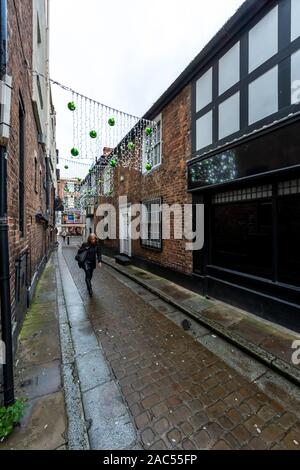 Weihnachtsbeleuchtung oben Crook Straße Gasse, Chester Stockfoto