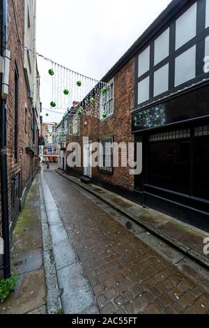 Weihnachtsbeleuchtung oben Crook Straße Gasse, Chester Stockfoto