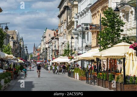 Piotrkowska-straße in Lodz. Beliebte Fußgängerzone mit Cafés in Lodz, Polen Stockfoto