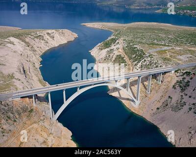 LUFTAUFNAHME. Der Kanal von Novsko Zdrilo wird von einer weiteren Brücke überspannt, die auch Maslenica-Brücke genannt wird. Dalmatien, Adria, Kroatien. Stockfoto