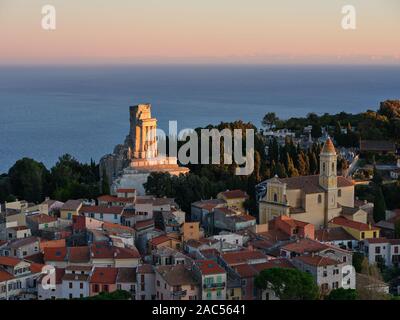 Die untergehende Sonne beleuchtet ein 2000 Jahre altes römisches Denkmal mit Blick auf das Mittelmeer. La Turbie, Französische Riviera, Alpes-Maritimes, Frankreich. Stockfoto