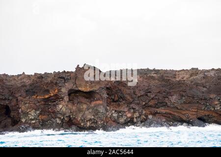 August 2018: Die 35-jährige Kilauea Eruption gegossen, Lava, jetzt bunt gehärtet Rock, entlang der Kapoho Küste, Puna, Big Island von Hawaii. Stockfoto