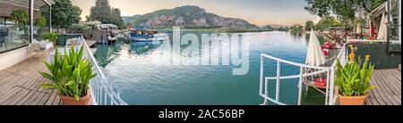 Weite Landschaft der Berge, auf den Fluss, und Pier mit Pflanzen und Boote von Dalyan, Türkei Stockfoto