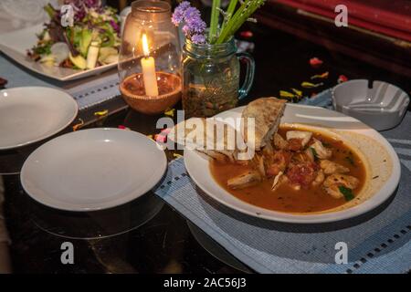 Authentische Meeresfrüchtesuppe mit tomatoe Basis in Goa, Indien Stockfoto
