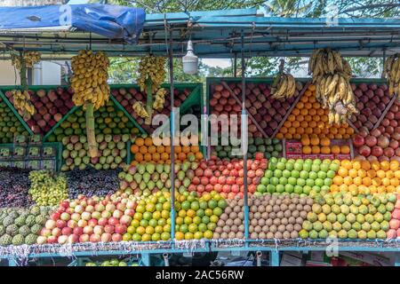 Bunte Anzeige der Früchte in Kochi, Kerala, Südindien Stockfoto