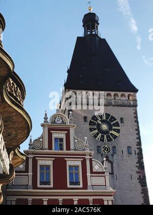 Uralter Stadtturm von Speyerer bei strahlendem Sonnenschein gegen blauen Himmel Stockfoto