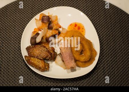 Verschiedene pikante und süße gebratene vor dem Abendessen Kanapees und Sushi auf einem weißen Teller Stockfoto