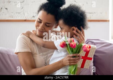 Happy African American mom Hug little boy gratulieren ihr Stockfoto