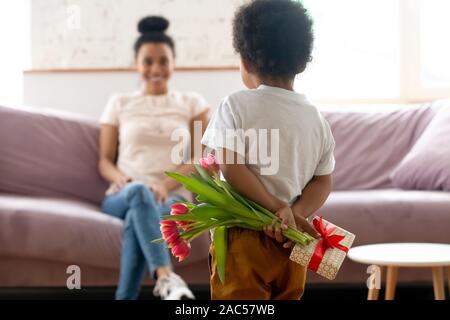 Wenig biracial junge Geburtstagsüberraschung machen für junge Mama Stockfoto